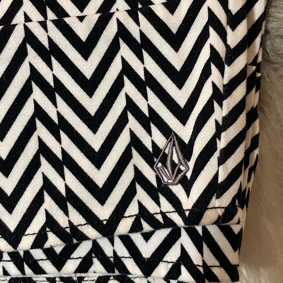 Volcom Chevron Mini Skirt in Size US 7 - Picture 6 of 6